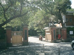 学習院の門前
