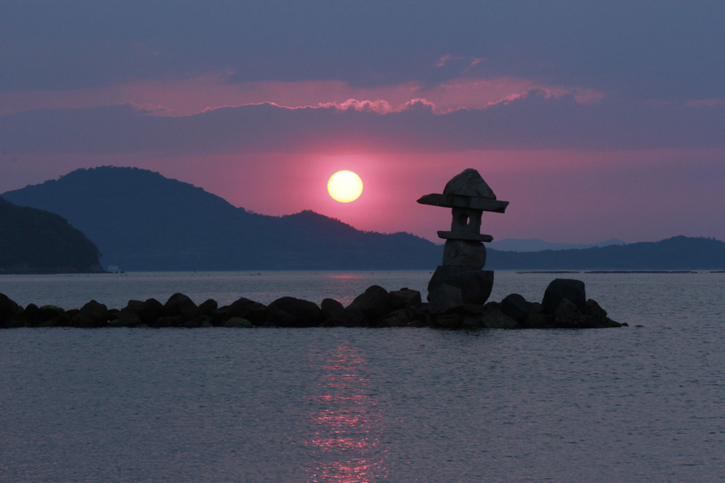 海と灯篭と夕日