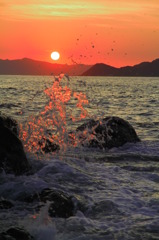 海と夕日と波