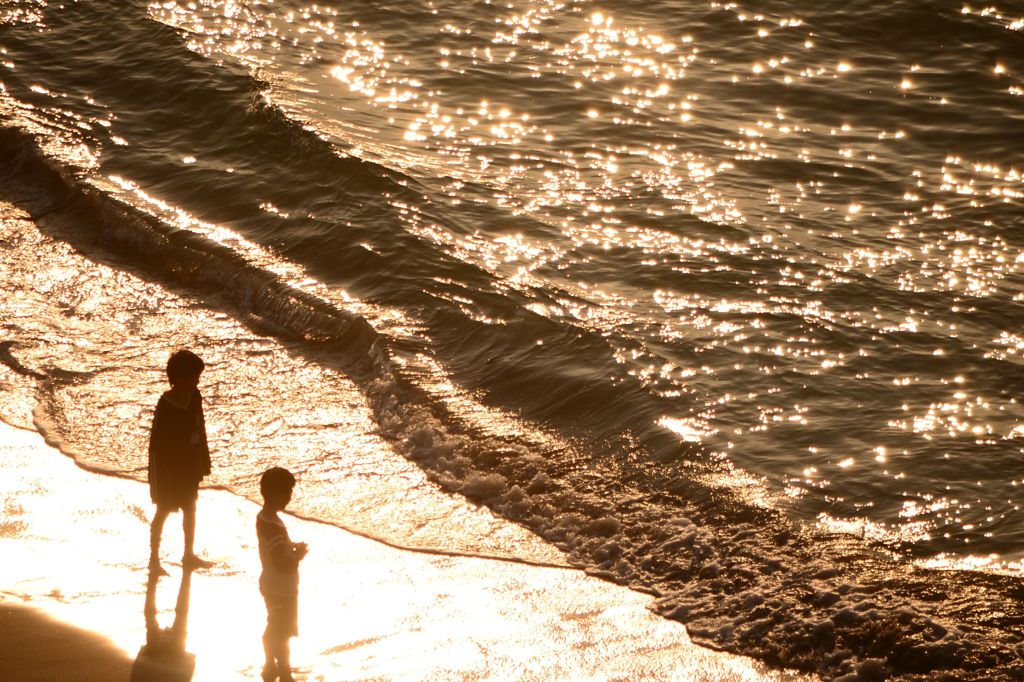 少年と海