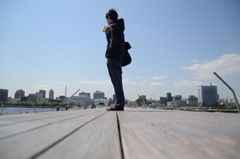 大桟橋に立つ