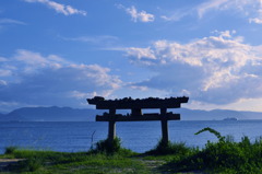 海と空と背の低い鳥居