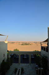 砂漠の中のホテル