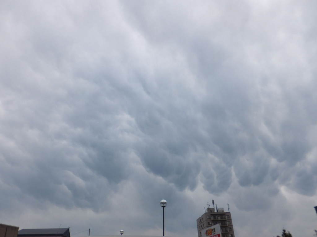 連休中の曇り空