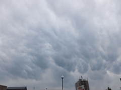 連休中の曇り空