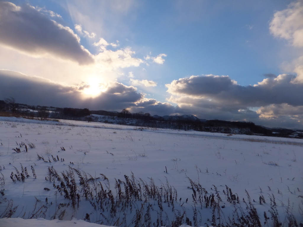 雪原に沈む太陽