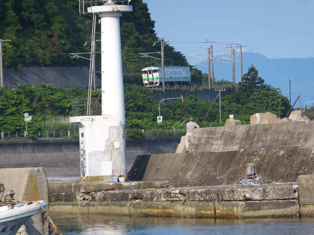 初夏の小さな漁港。