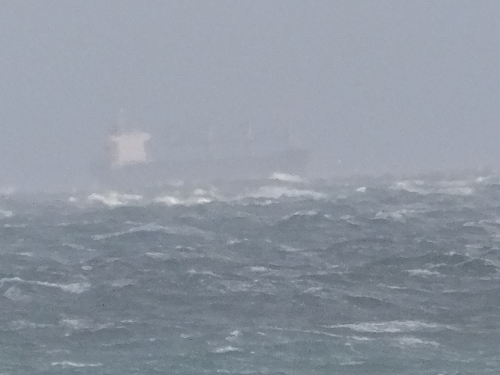 大荒れの海。