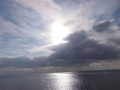 雲の切れ間に太陽が（津軽海峡）