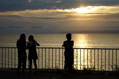 海岸沿いの夕日