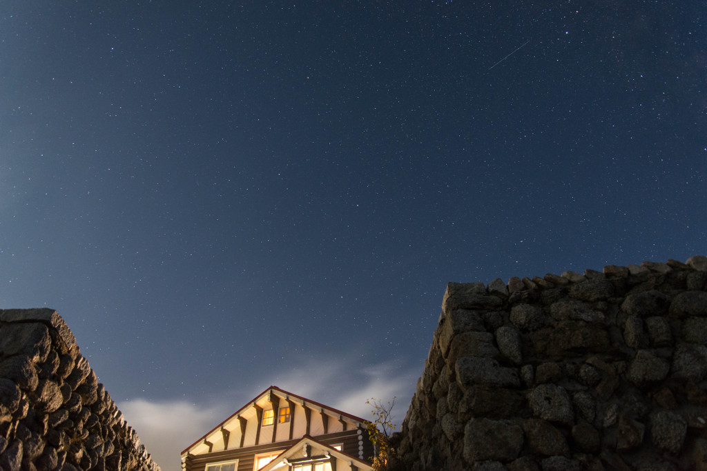 山荘と星空