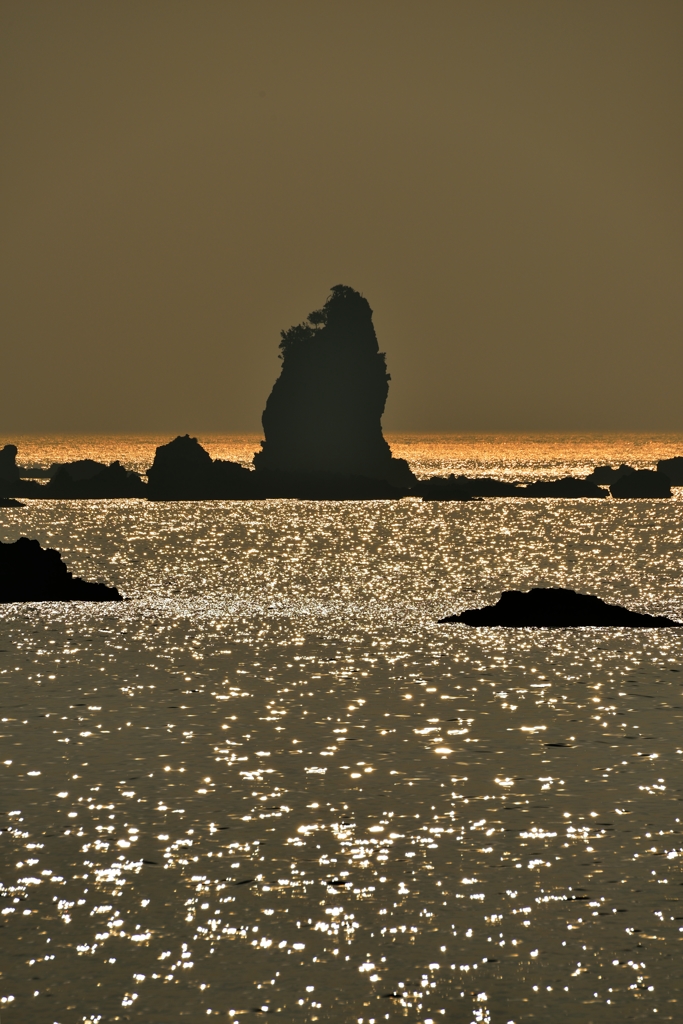 海松色の朝海