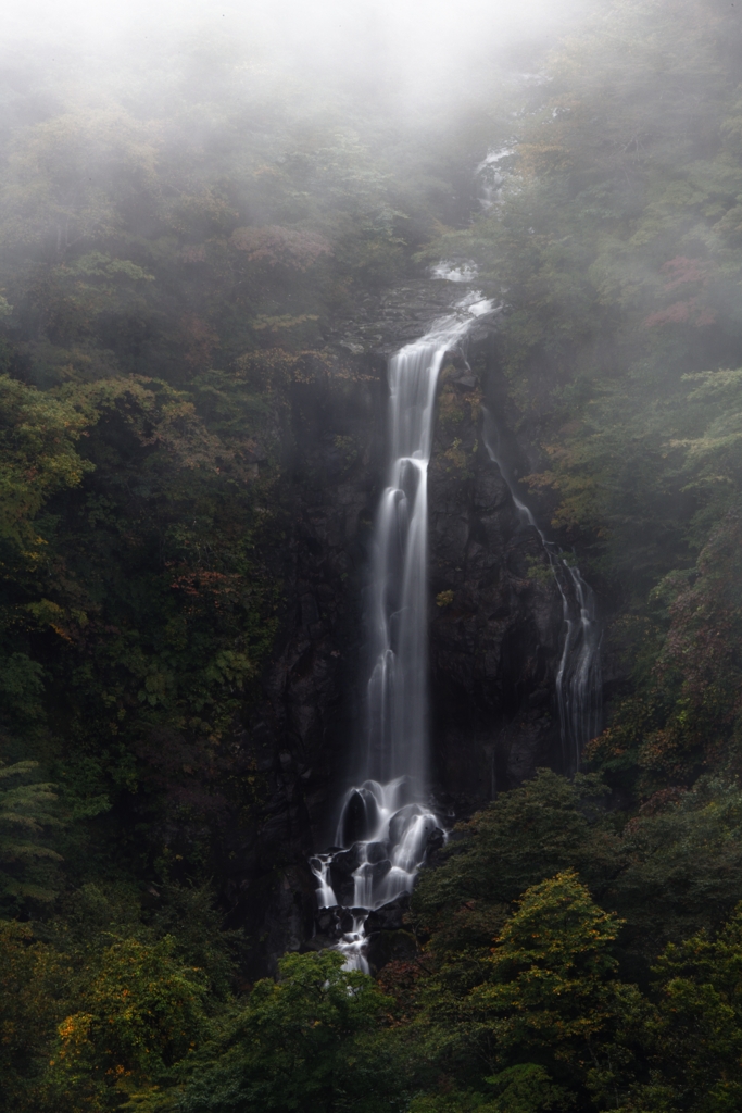 霧に煙る段瀑
