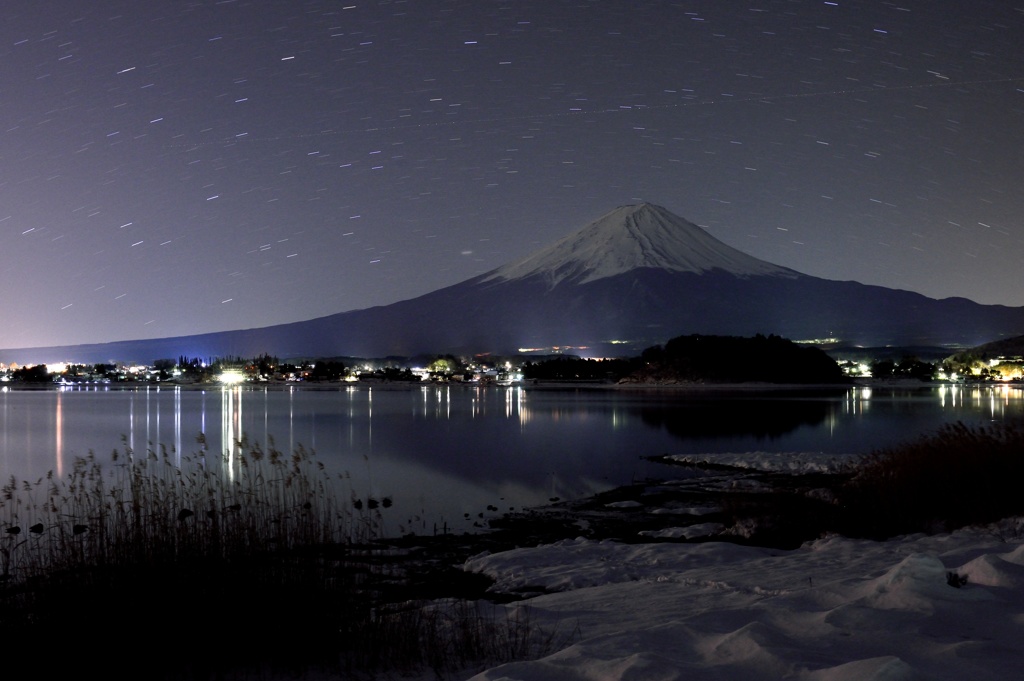 河口湖上空の星と宇宙船（？）の光跡