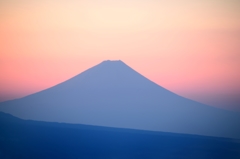 薄紅の空と青藤色の富士