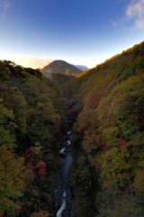 渓谷秋すすむ