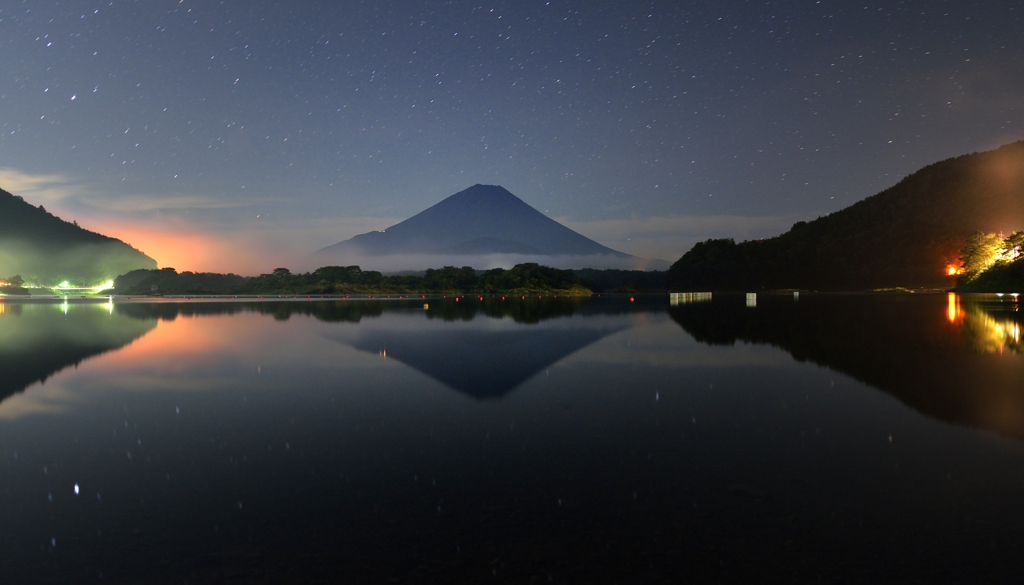 精進湖賑わいの深夜