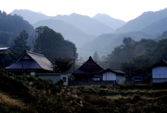 秋、朝の訪れ遅い山間の古里