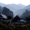 秋、朝の訪れ遅い山間の古里