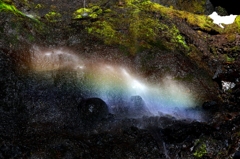 岩から滲みでる虹