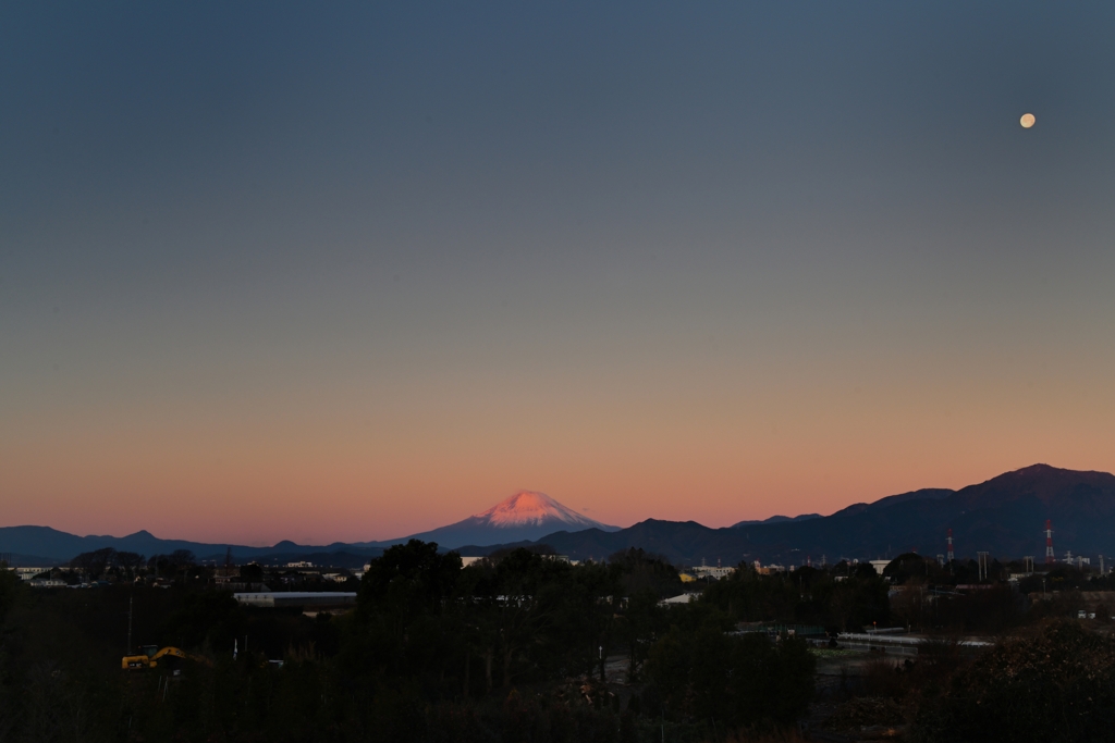 元旦モルゲンロート富士と有り明けの月