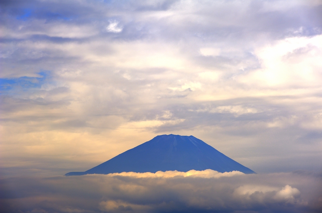 雲海に浮かぶ青富士