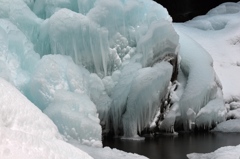 コバルト色の氷瀑
