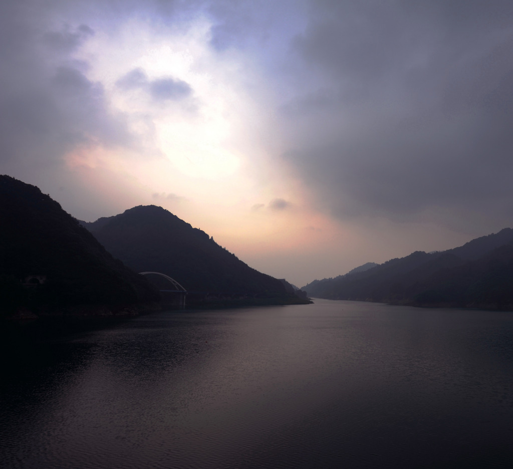 晴れきれない朝