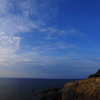 青い海と青い空、白い雲と白い灯台