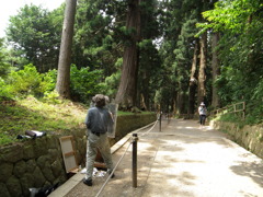 中尊寺　写生をする人