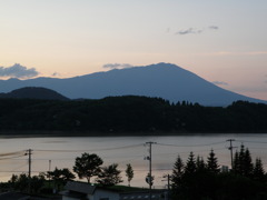 御所湖と岩木山　夕景