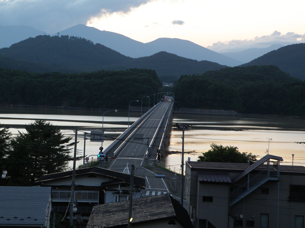 御所湖にかかる橋　夕景