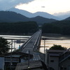 御所湖にかかる橋　夕景