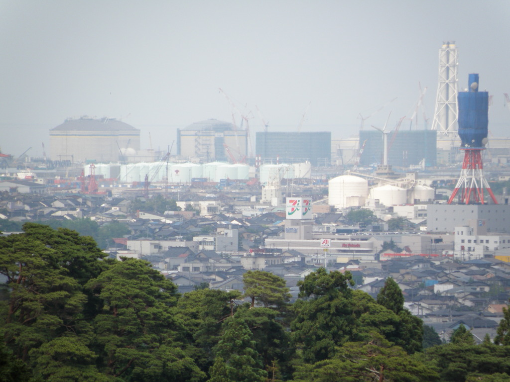 上越市火力発電所とNTT電波塔