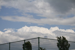 　ネット越しの梅雨空