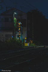雨降る夜の踏切