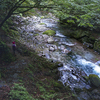 河辺を歩く