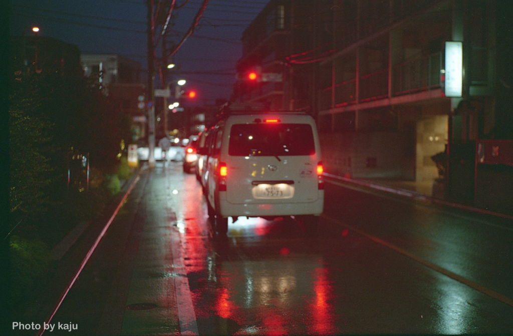 雨のテールランプ