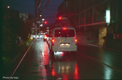 雨のテールランプ