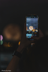 スマホ越しの月