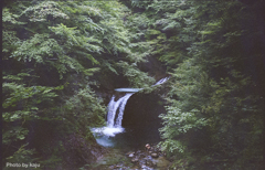 遠くに滝