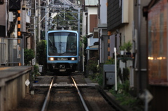 民家のあいだを駆け抜け