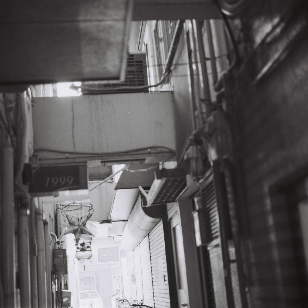 刺青屋の前