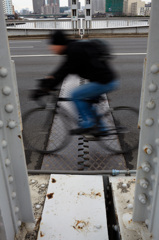 かちどき橋を渡る自転車