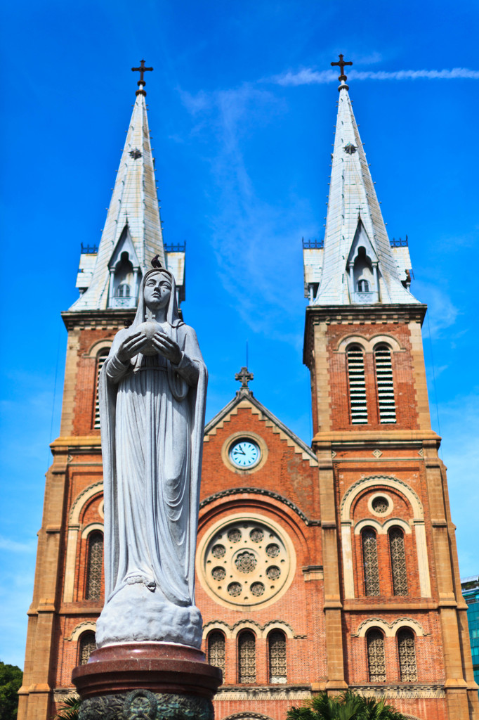 サイゴン大教会とマリア像