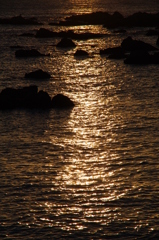 海に浮かぶ夕日の道