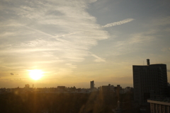 窓越しの夕焼け