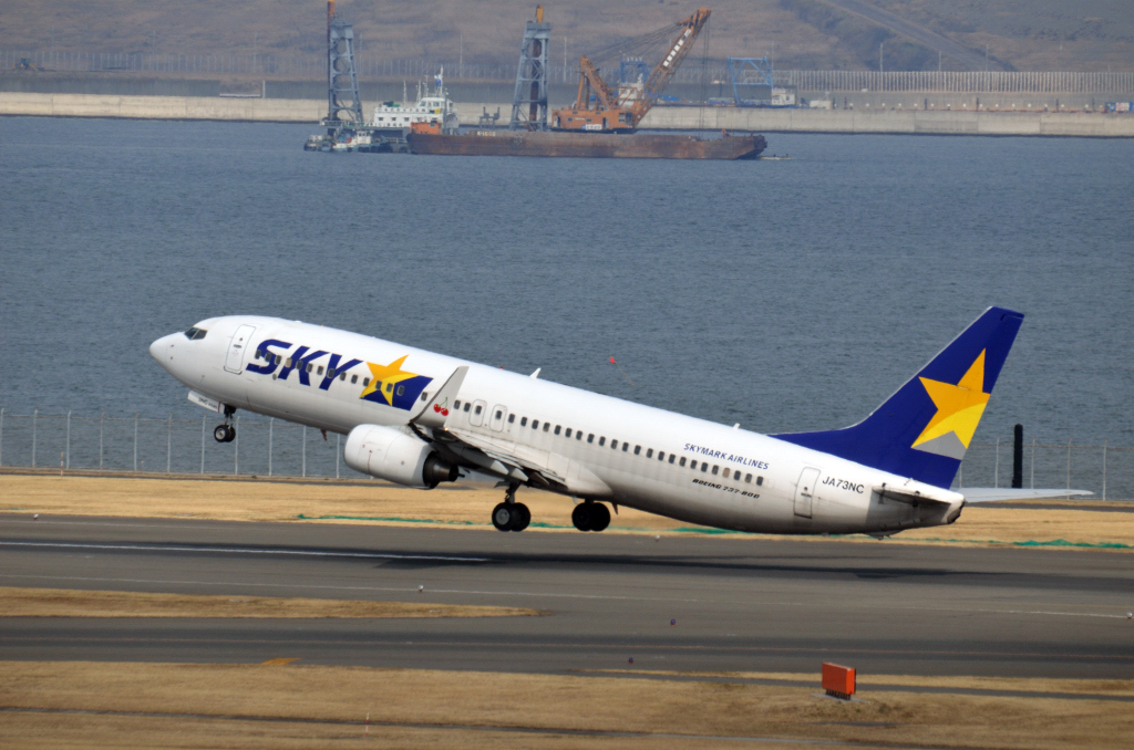 離陸するスカイマークの737