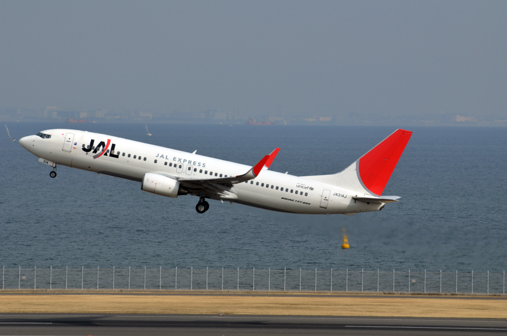 離陸するJALの737