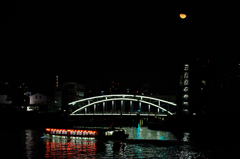 夜の橋と屋形船と黄色い月と